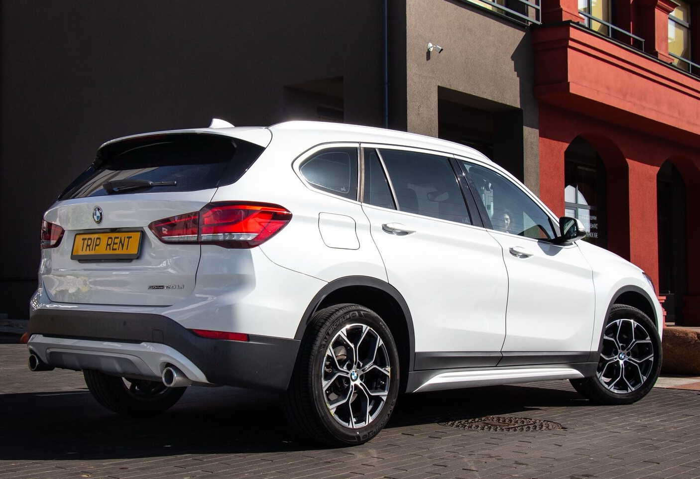 Аренда bmw x1 бизнес класса 2021 года в городе Москва от 5192 руб./сутки, передний привод, двигатель: бензин, объем 2 литра, ОСАГО (Мультидрайв), без водителя, недорого, вид 6 - RentRide