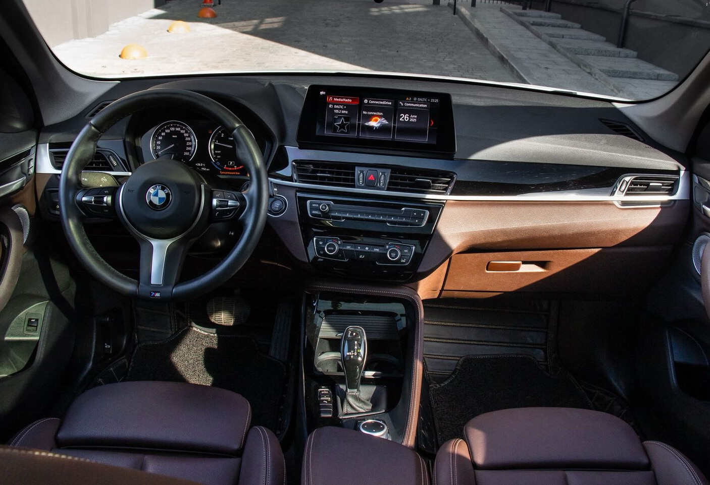 Аренда bmw x1 бизнес класса 2021 года в городе Москва от 5192 руб./сутки, передний привод, двигатель: бензин, объем 2 литра, ОСАГО (Мультидрайв), без водителя, недорого, вид 5 - RentRide