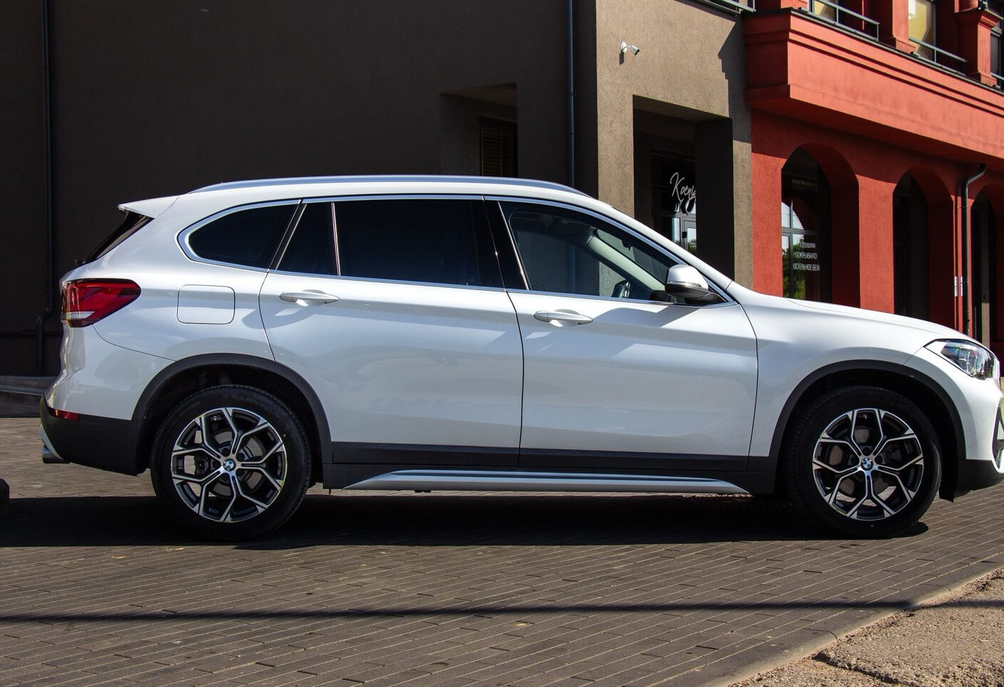 Аренда bmw x1 бизнес класса 2021 года в городе Москва от 5192 руб./сутки, передний привод, двигатель: бензин, объем 2 литра, ОСАГО (Мультидрайв), без водителя, недорого, вид 4 - RentRide