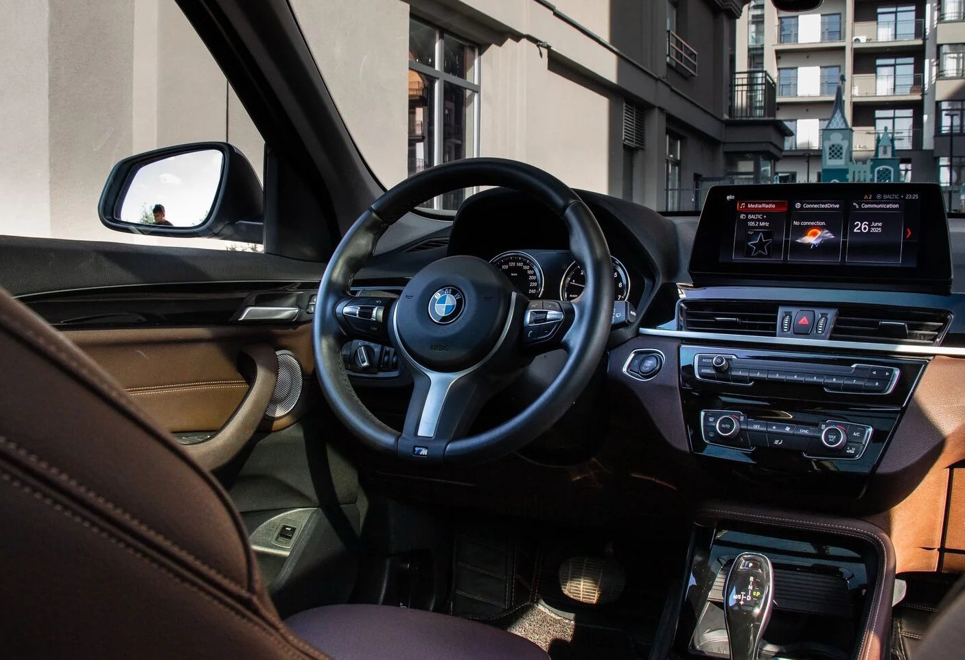 Аренда bmw x1 бизнес класса 2021 года в городе Москва от 5192 руб./сутки, передний привод, двигатель: бензин, объем 2 литра, ОСАГО (Мультидрайв), без водителя, недорого, вид 3 - RentRide