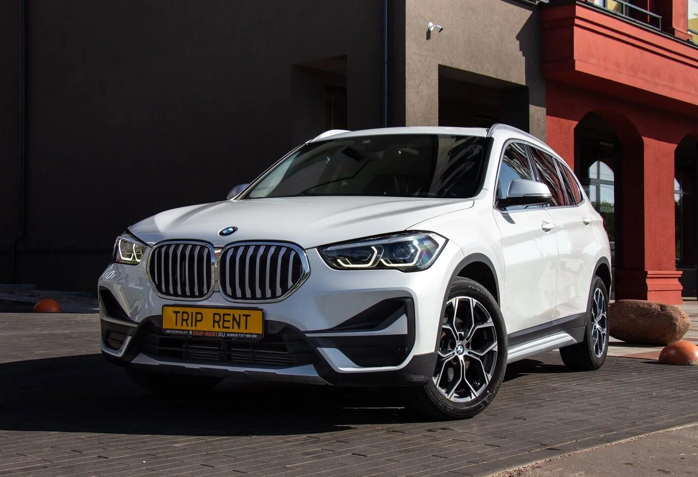 Аренда bmw x1 бизнес класса 2021 года в городе Москва от 5192 руб./сутки, передний привод, двигатель: бензин, объем 2 литра, ОСАГО (Мультидрайв), без водителя, недорого - RentRide