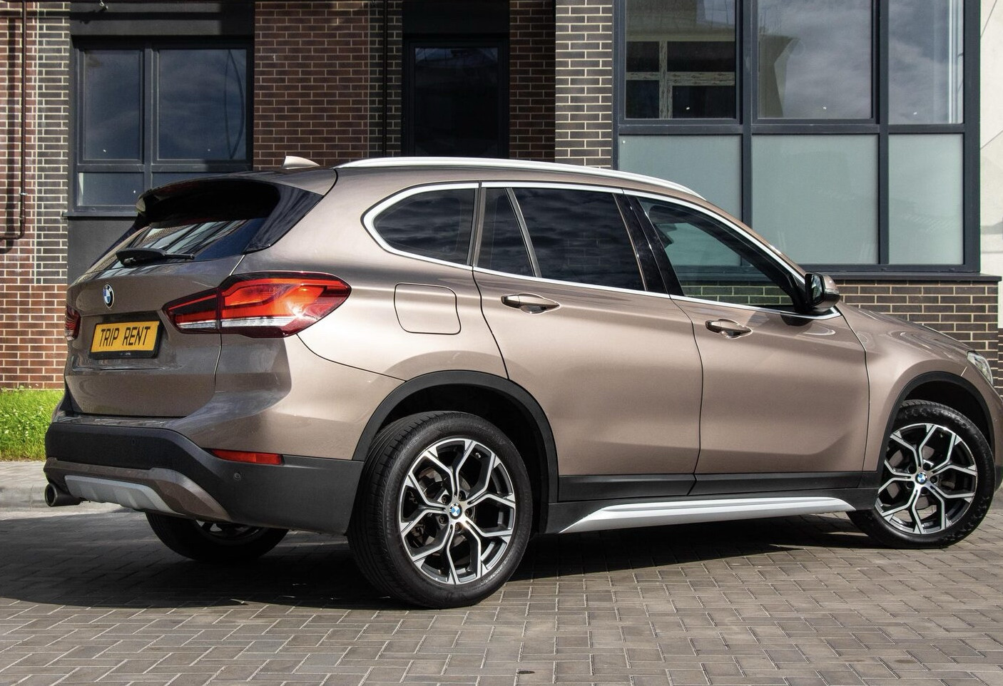 Аренда bmw x1 бизнес класса 2020 года в городе Москва от 5192 руб./сутки, передний привод, двигатель: дизель, объем 1.5 литров, ОСАГО (Мультидрайв), без водителя, недорого, вид 6 - RentRide