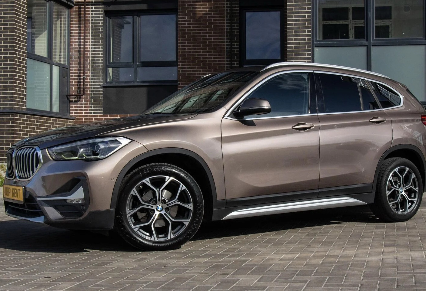 Аренда bmw x1 бизнес класса 2020 года в городе Москва от 5192 руб./сутки, передний привод, двигатель: дизель, объем 1.5 литров, ОСАГО (Мультидрайв), без водителя, недорого - RentRide