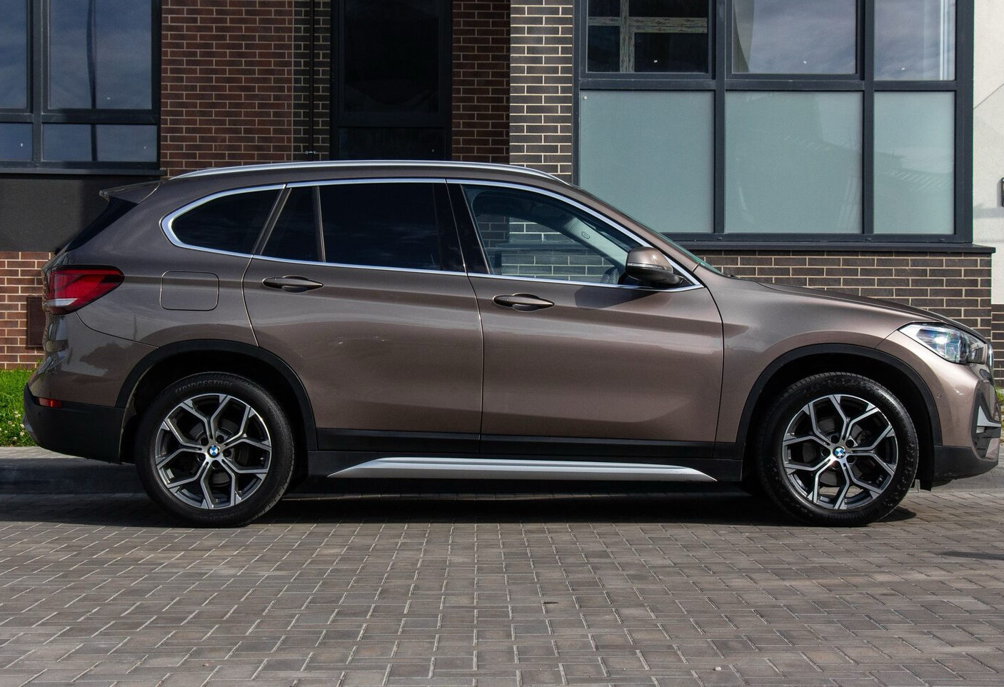 Аренда bmw x1 бизнес класса 2020 года в городе Москва от 5192 руб./сутки, передний привод, двигатель: дизель, объем 1.5 литров, ОСАГО (Мультидрайв), без водителя, недорого, вид 4 - RentRide