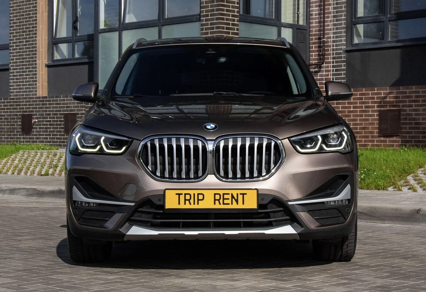 Аренда bmw x1 бизнес класса 2020 года в городе Москва от 5192 руб./сутки, передний привод, двигатель: дизель, объем 1.5 литров, ОСАГО (Мультидрайв), без водителя, недорого, вид 2 - RentRide