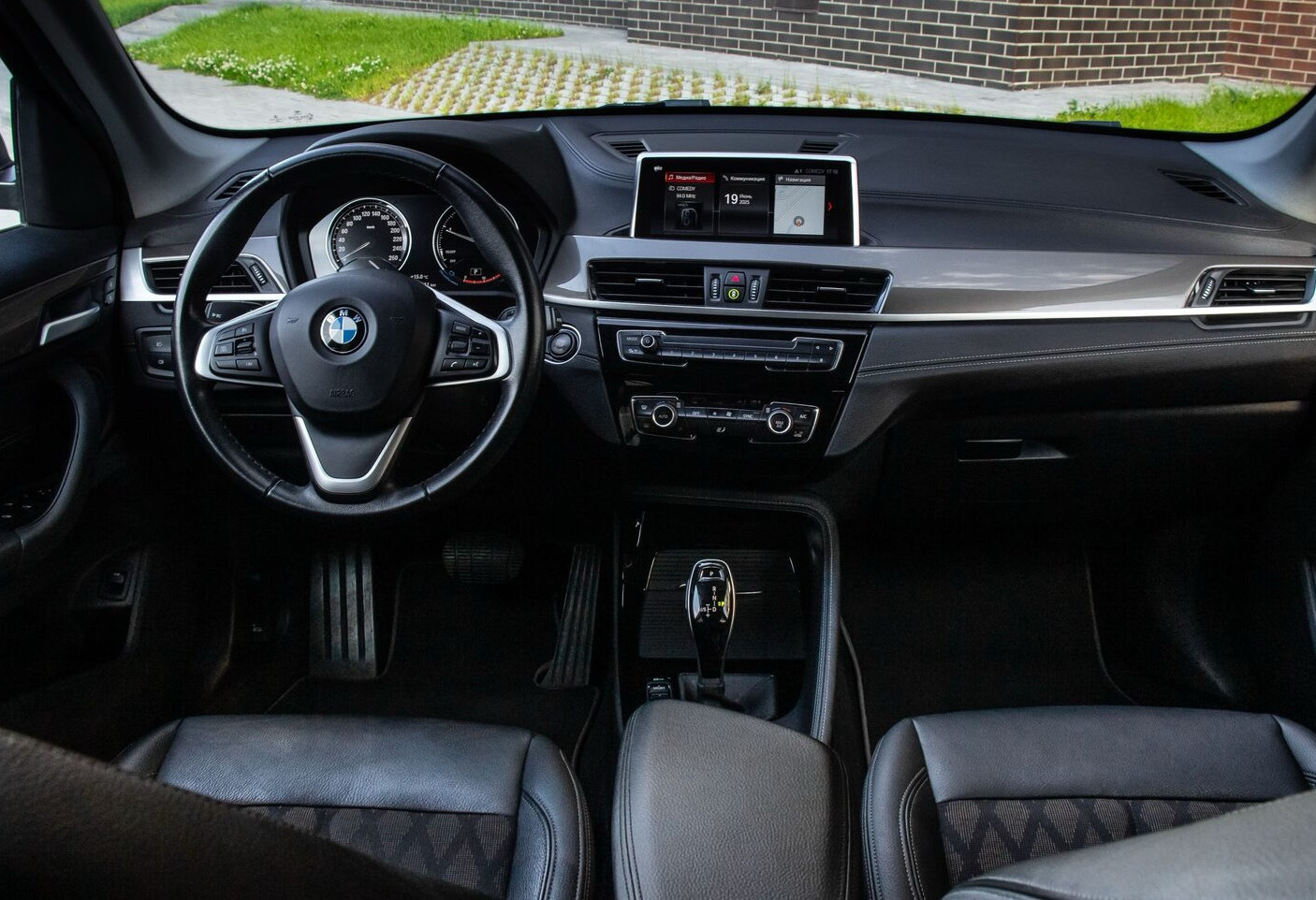 Аренда bmw x1 бизнес класса 2020 года в городе Москва от 5192 руб./сутки, передний привод, двигатель: дизель, объем 1.5 литров, ОСАГО (Мультидрайв), без водителя, недорого, вид 3 - RentRide