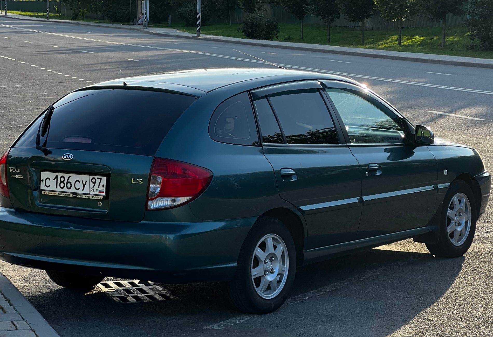 Аренда kia rio эконом класса 2004 года в городе Москва Аэропорт от 1350 руб./сутки, передний привод, двигатель: бензин, объем 1.5 литров, ОСАГО (Впишу в полис), без водителя, недорого, вид 3 - RentRide