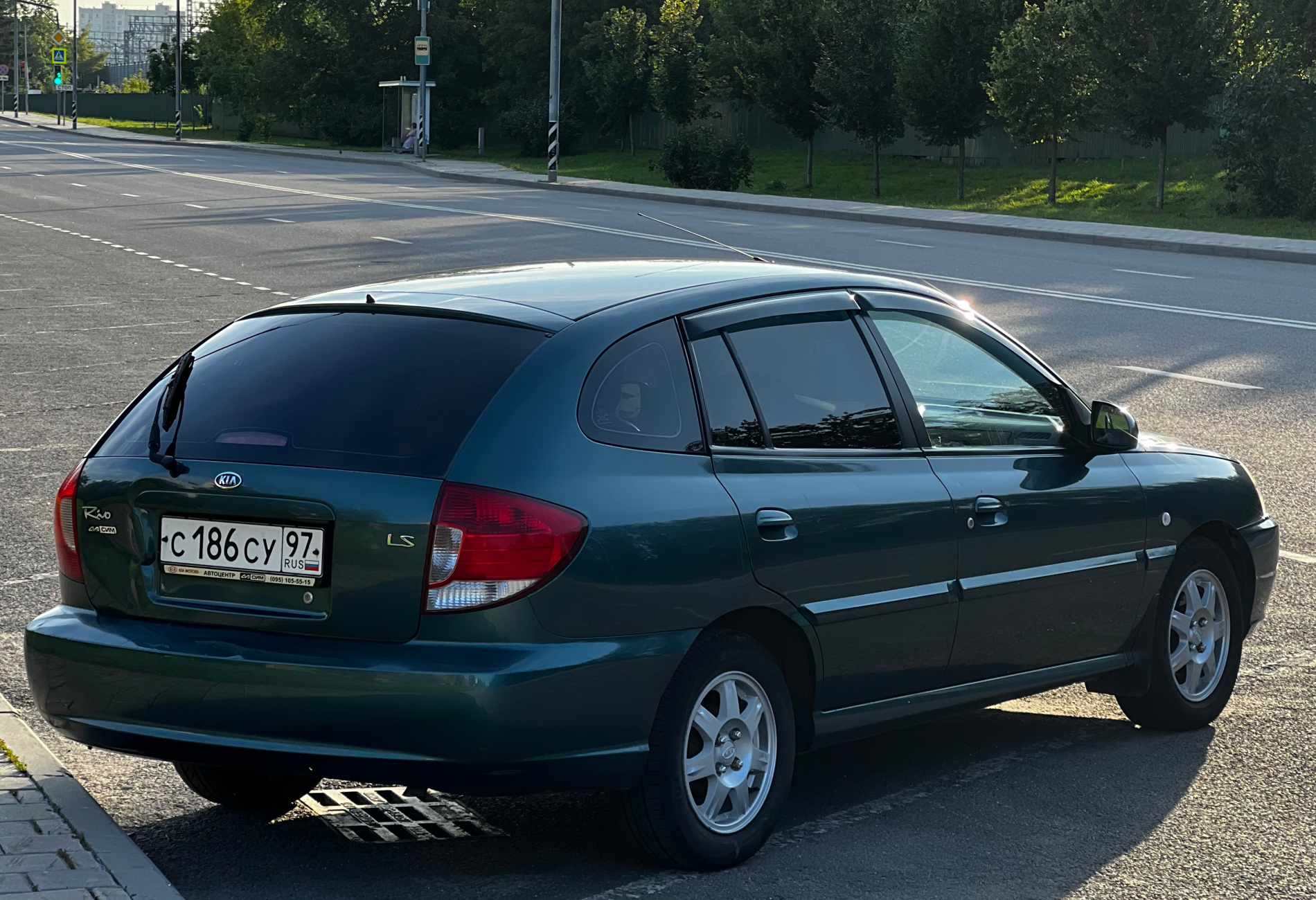 Аренда kia rio эконом класса 2004 года в городе Москва Аэропорт от 1350 руб./сутки, передний привод, двигатель: бензин, объем 1.5 литров, ОСАГО (Впишу в полис), без водителя, недорого, вид 2 - RentRide