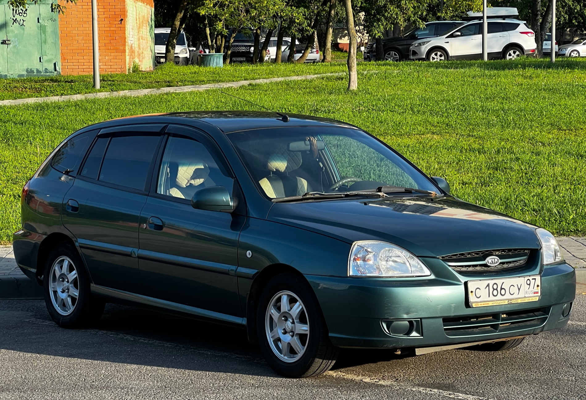 Аренда kia rio эконом класса 2004 года в городе Москва Аэропорт от 1350 руб./сутки, передний привод, двигатель: бензин, объем 1.5 литров, ОСАГО (Впишу в полис), без водителя, недорого - RentRide