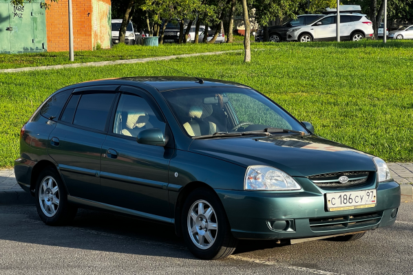 Прокат авто kia rio эконом класса 2004 года в городе Москва Аэропорт от 1350 руб./сутки, передний привод, двигатель: бензин, объем 1.5 литров, ОСАГО (Впишу в полис), без водителя, недорого - RentRide