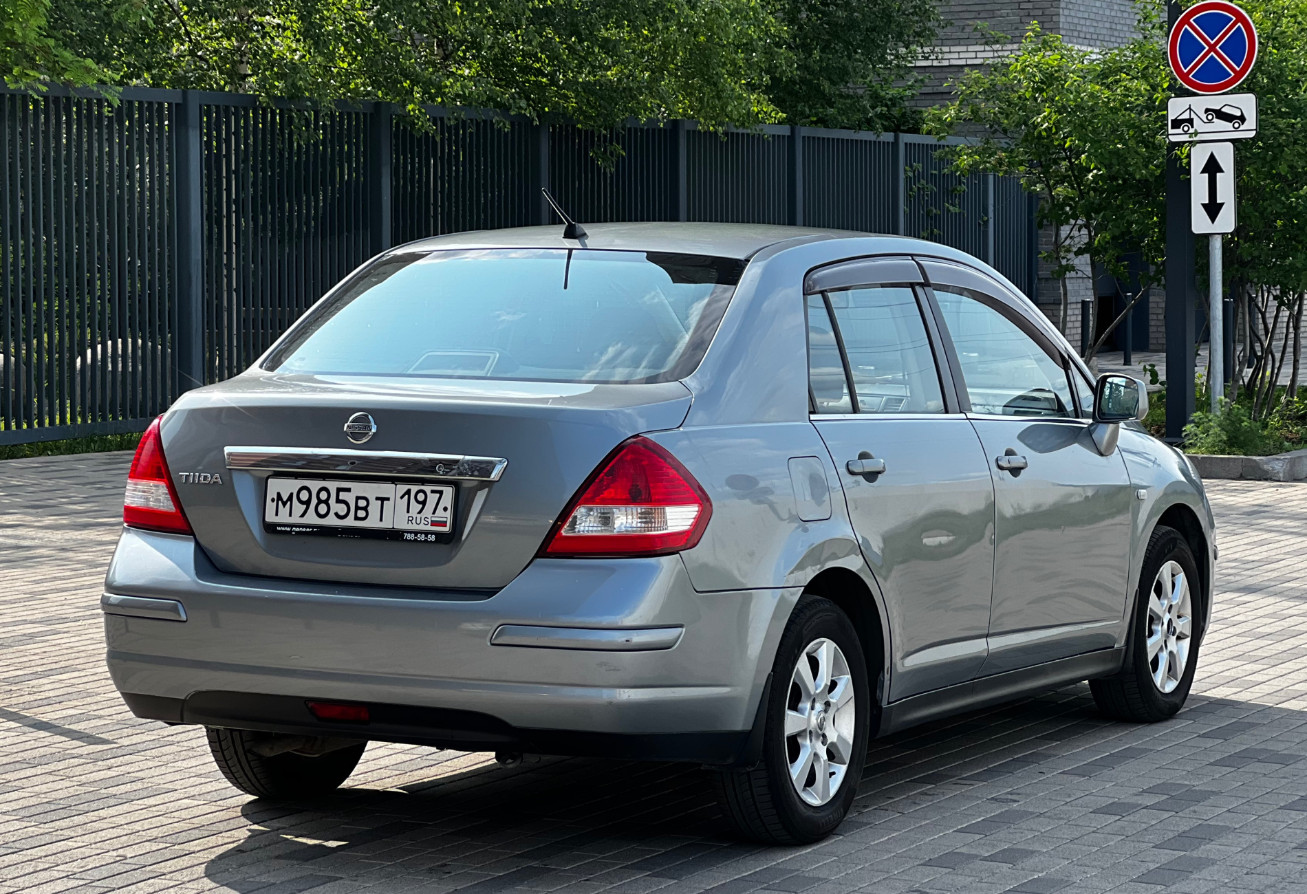 Аренда nissan tiida эконом класса 2007 года в городе Москва Аэропорт от 1900 руб./сутки, передний привод, двигатель: бензин, объем 1.6 литров, ОСАГО (Впишу в полис), без водителя, недорого, вид 3 - RentRide