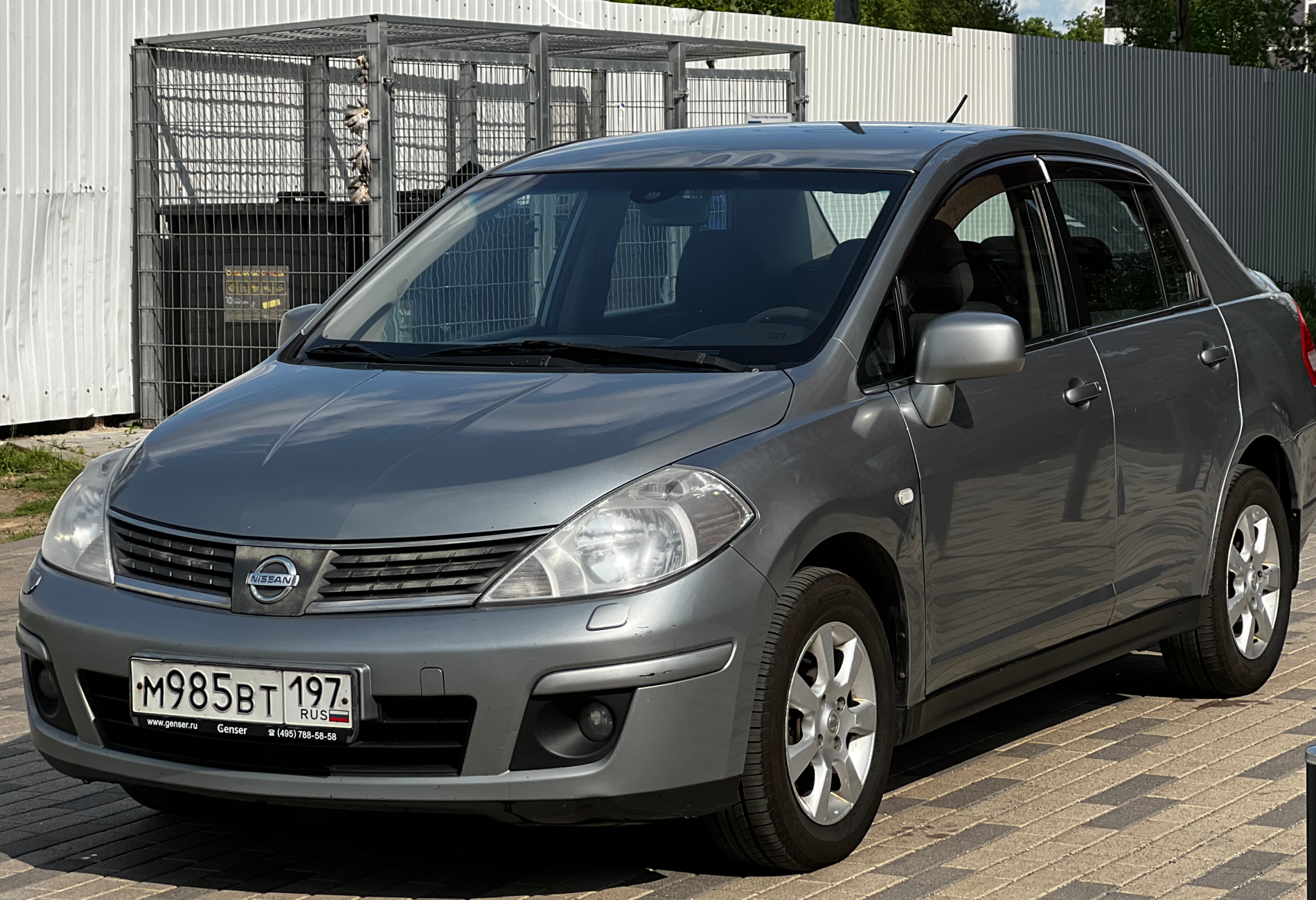 Аренда nissan tiida эконом класса 2007 года в городе Москва Аэропорт от 1900 руб./сутки, передний привод, двигатель: бензин, объем 1.6 литров, ОСАГО (Впишу в полис), без водителя, недорого, вид 2 - RentRide