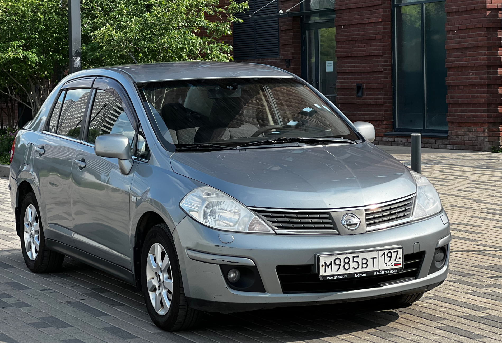 Аренда nissan tiida эконом класса 2007 года в городе Москва Аэропорт от 1900 руб./сутки, передний привод, двигатель: бензин, объем 1.6 литров, ОСАГО (Впишу в полис), без водителя, недорого - RentRide