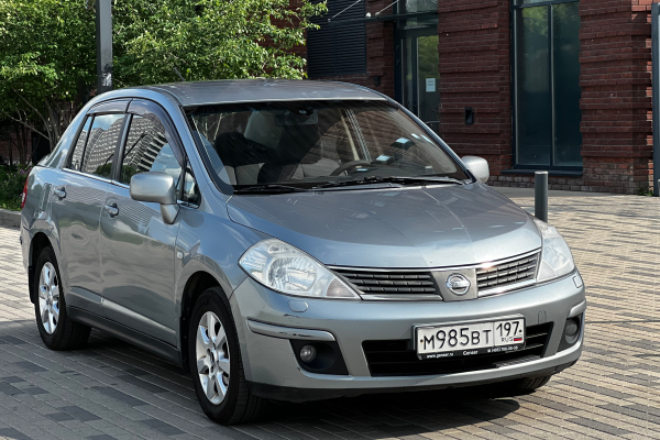 Прокат авто nissan tiida эконом класса 2007 года в городе Москва Аэропорт от 1900 руб./сутки, передний привод, двигатель: бензин, объем 1.6 литров, ОСАГО (Впишу в полис), без водителя, недорого - RentRide