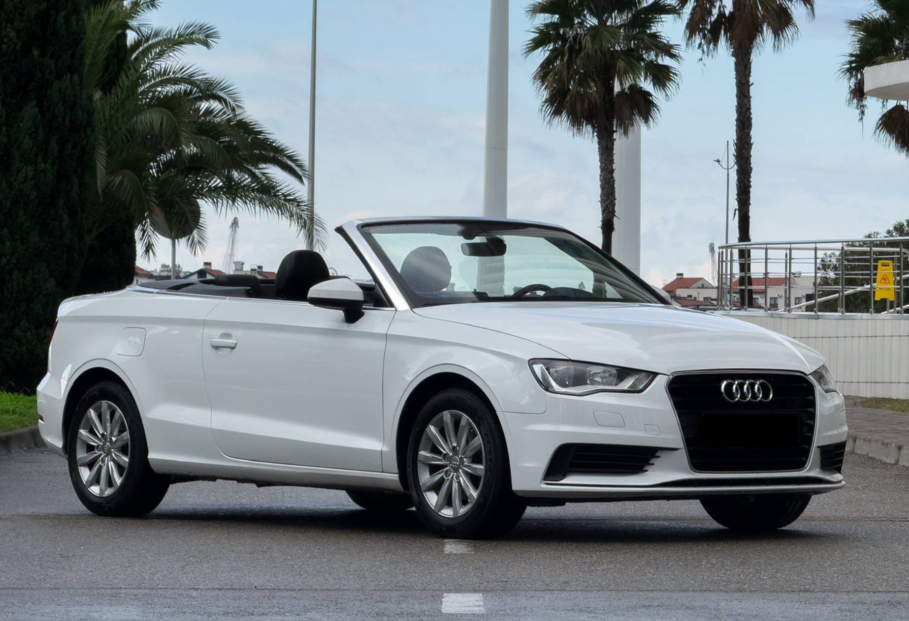 Аренда audi a3 бизнес класса 2016 года в городе Москва от 5200 руб./сутки, передний привод, двигатель: бензин, объем 1.4 литра, ОСАГО (Мультидрайв), без водителя, недорого - RentRide