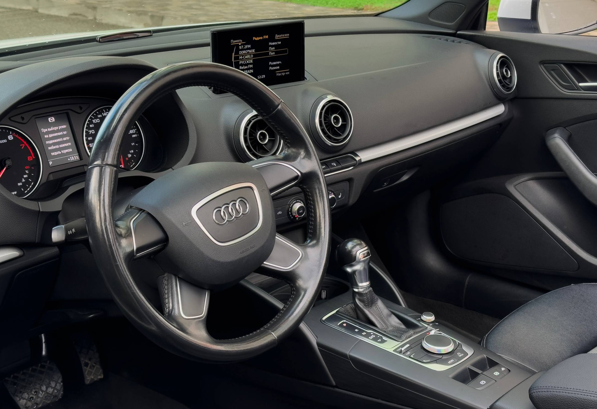 Аренда audi a3 бизнес класса 2016 года в городе Москва от 5200 руб./сутки, передний привод, двигатель: бензин, объем 1.4 литра, ОСАГО (Мультидрайв), без водителя, недорого, вид 4 - RentRide