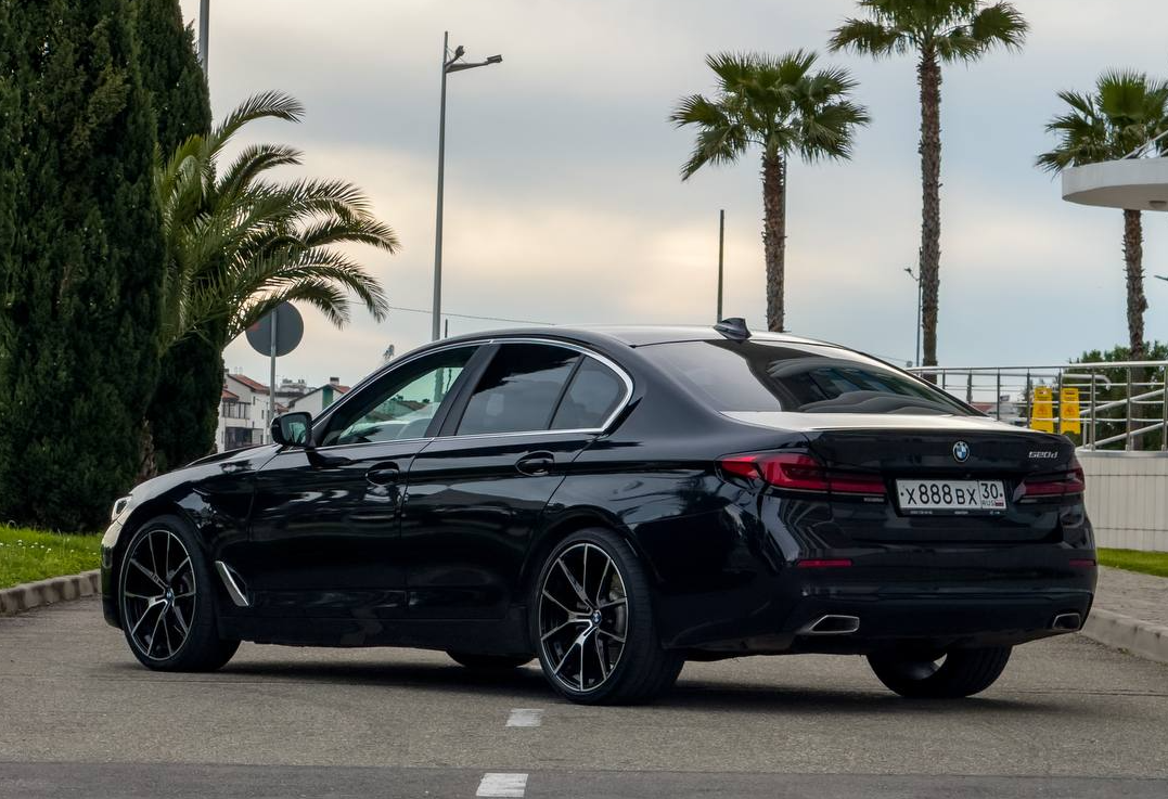 Аренда bmw 5-serii бизнес класса 2020 года в городе Москва от 7998 руб./сутки, задний привод, двигатель: дизель, объем 2 литра, ОСАГО (Мультидрайв), без водителя, недорого, вид 5 - RentRide