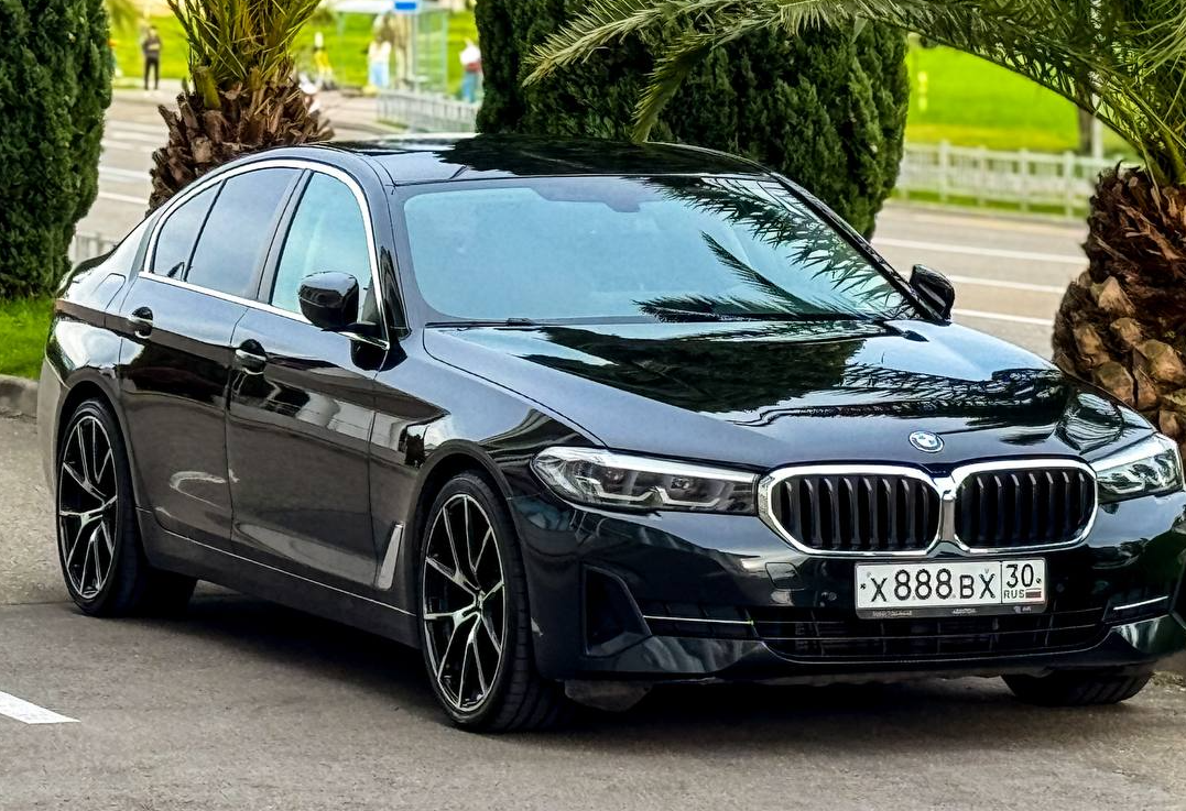 Аренда bmw 5-serii бизнес класса 2020 года в городе Москва от 7998 руб./сутки, задний привод, двигатель: дизель, объем 2 литра, ОСАГО (Мультидрайв), без водителя, недорого, вид 3 - RentRide