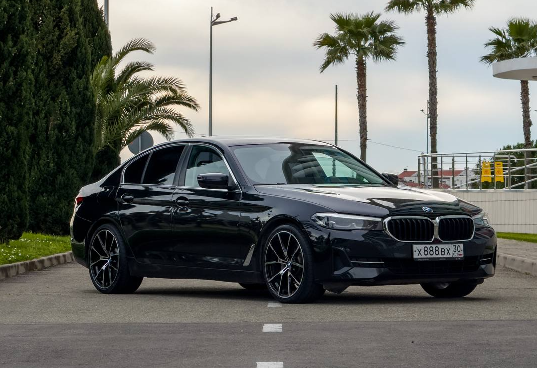 Аренда bmw 5-serii бизнес класса 2020 года в городе Москва от 7998 руб./сутки, задний привод, двигатель: дизель, объем 2 литра, ОСАГО (Мультидрайв), без водителя, недорого - RentRide