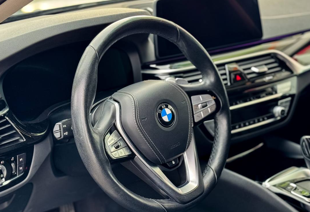 Аренда bmw 5-serii бизнес класса 2020 года в городе Москва от 7998 руб./сутки, задний привод, двигатель: дизель, объем 2 литра, ОСАГО (Мультидрайв), без водителя, недорого, вид 4 - RentRide