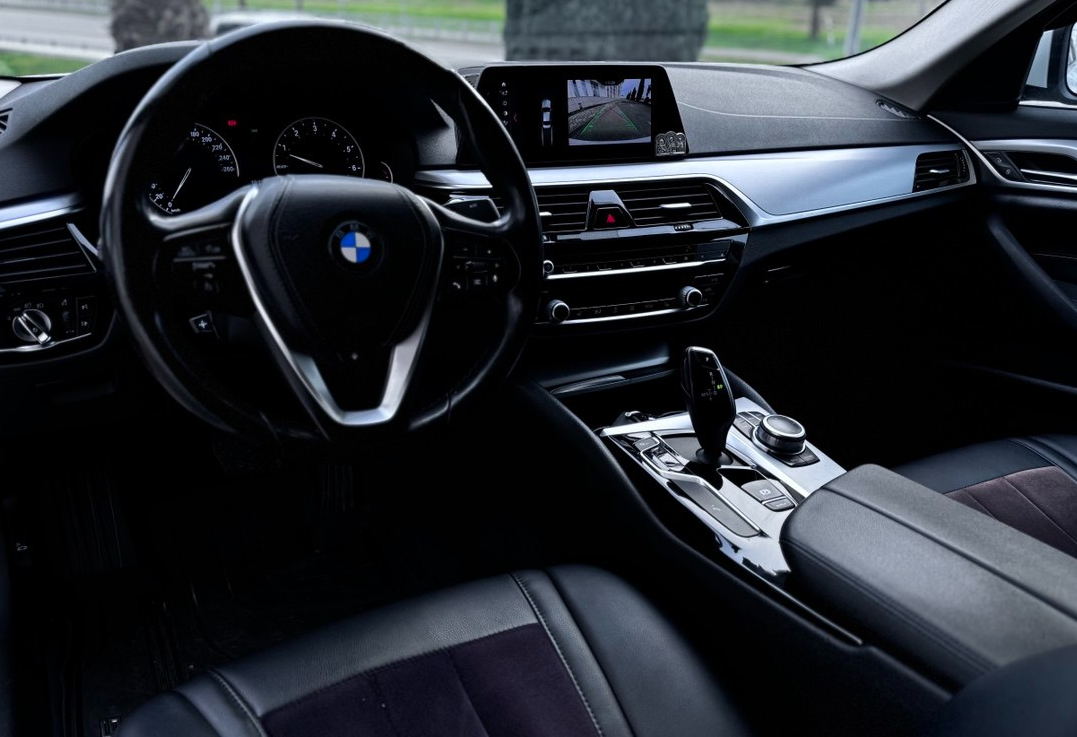 Аренда bmw 5-serii бизнес класса 2019 года в городе Москва от 6800 руб./сутки, задний привод, двигатель: бензин, объем 2 литра, ОСАГО (Мультидрайв), без водителя, недорого, вид 3 - RentRide