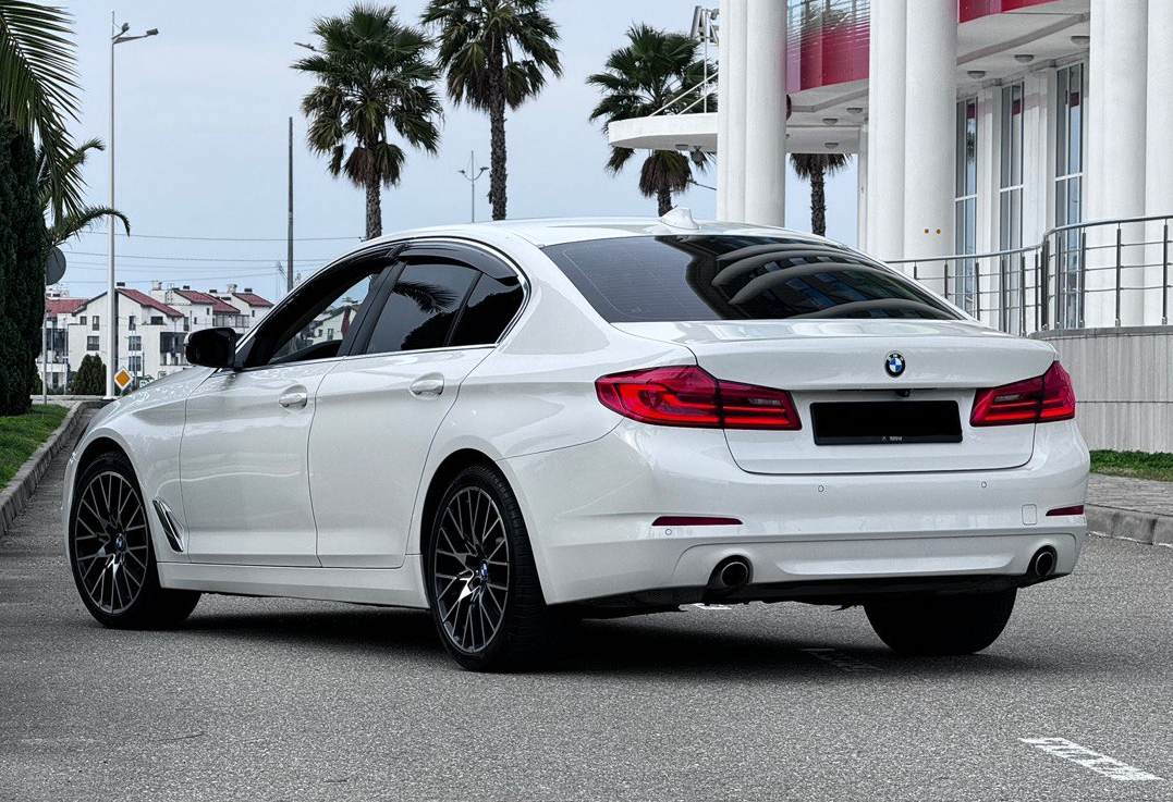 Аренда bmw 5-serii бизнес класса 2019 года в городе Москва от 6800 руб./сутки, задний привод, двигатель: бензин, объем 2 литра, ОСАГО (Мультидрайв), без водителя, недорого, вид 2 - RentRide