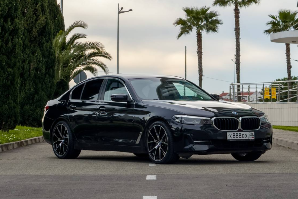Прокат авто bmw 5-serii бизнес класса 2020 года в городе Сочи от 7998 руб./сутки, задний привод, двигатель: дизель, объем 2 литра, ОСАГО (Мультидрайв), без водителя, недорого - RentRide
