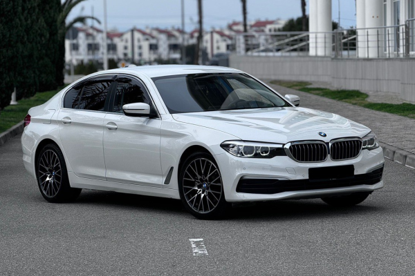 Прокат авто bmw 5-serii бизнес класса 2019 года в городе Сочи от 6800 руб./сутки, задний привод, двигатель: бензин, объем 2 литра, ОСАГО (Мультидрайв), без водителя, недорого - RentRide