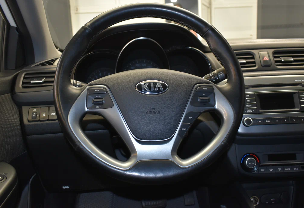 Аренда kia rio эконом класса 2015 года в городе Москва Ольховая от 2399 руб./сутки, передний привод, двигатель: бензин, объем 1.6 литров, ОСАГО (Впишу в полис), без водителя, недорого, вид 4 - RentRide