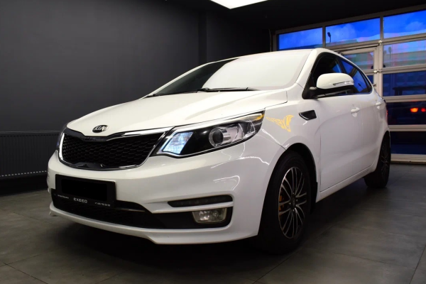 Прокат авто kia rio эконом класса 2015 года в городе Москва Ольховая от 2399 руб./сутки, передний привод, двигатель: бензин, объем 1.6 литров, ОСАГО (Впишу в полис), без водителя, недорого - RentRide