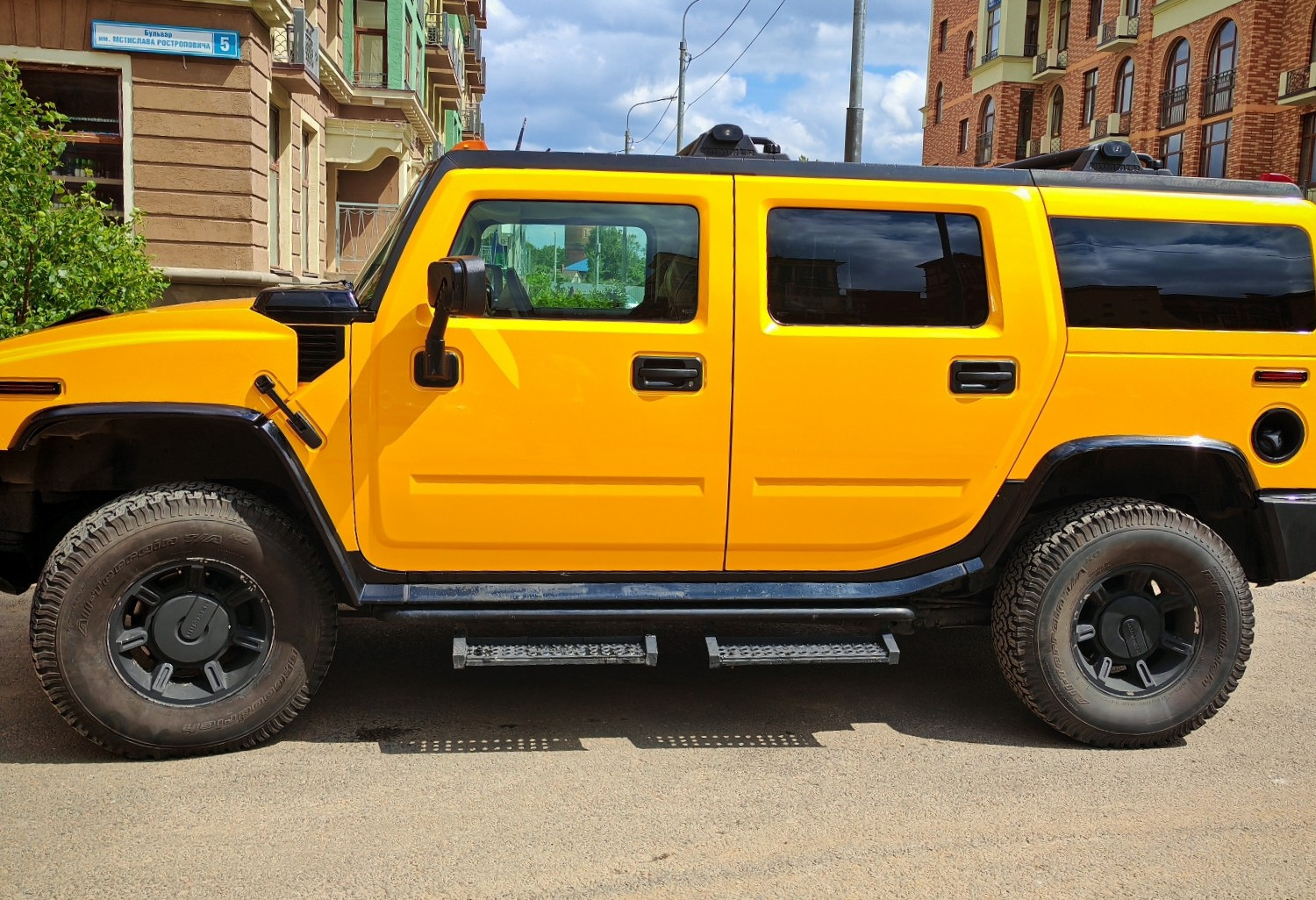 Аренда hummer h2 премиум класса 2003 года в городе Москва Аннино от 14999 руб./сутки, полный привод, двигатель: бензин, объем 6 литров, ОСАГО (Впишу в полис), без водителя, недорого, вид 2 - RentRide