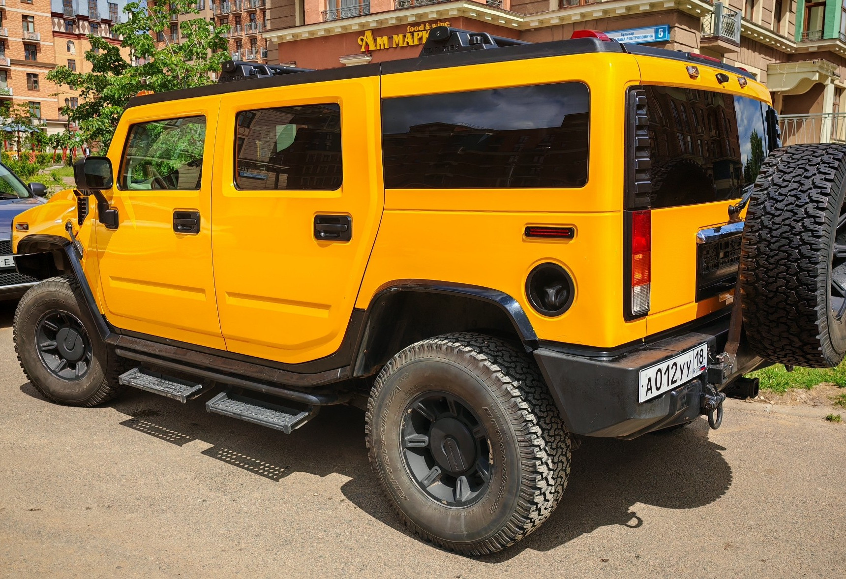 Аренда hummer h2 премиум класса 2003 года в городе Москва Аннино от 14999 руб./сутки, полный привод, двигатель: бензин, объем 6 литров, ОСАГО (Впишу в полис), без водителя, недорого, вид 3 - RentRide