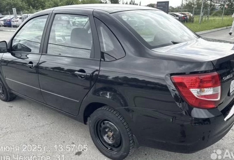 Аренда lada granta эконом класса 2024 года в городе Москва от 2300 руб./сутки, передний привод, двигатель: бензин, объем 1.5 литров, ОСАГО (Мультидрайв), без водителя, недорого, вид 3 - RentRide