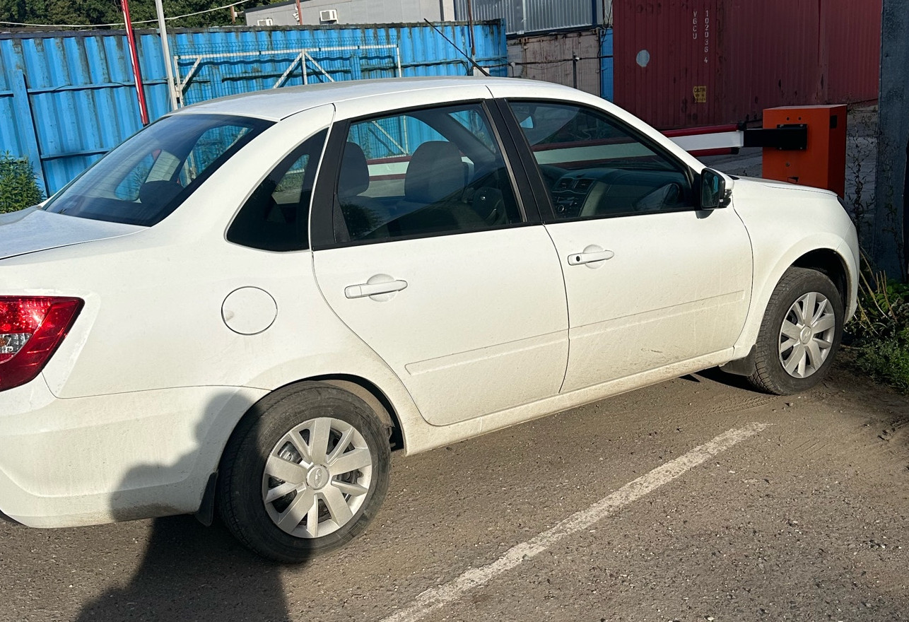 Аренда lada granta эконом класса 2025 года в городе Москва Беляево от 2400 руб./сутки, передний привод, двигатель: бензин, объем 1.5 литров, каско (Мультидрайв), ОСАГО (Мультидрайв), без водителя, недорого, вид 2 - RentRide