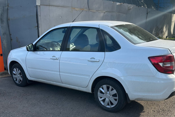 Прокат авто lada granta эконом класса 2025 года в городе Москва Беляево от 2400 руб./сутки, передний привод, двигатель: бензин, объем 1.5 литров, каско (Мультидрайв), ОСАГО (Мультидрайв), без водителя, недорого - RentRide