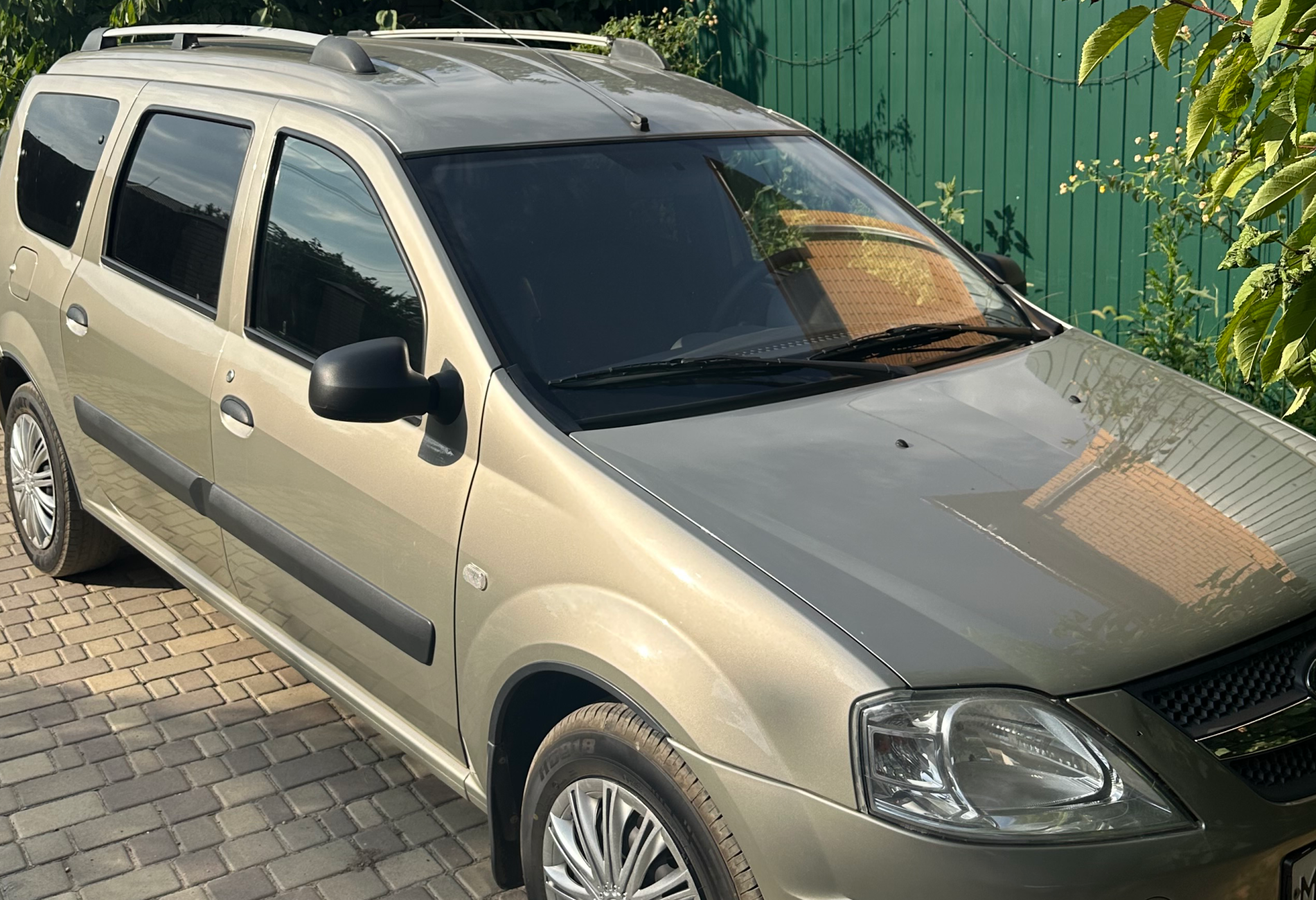 Аренда lada largus эконом класса 2013 года в городе Москва от 3200 руб./сутки, передний привод, двигатель: бензин, объем 1.6 литров, каско (Мультидрайв), ОСАГО (Впишу в полис), без водителя, недорого, вид 2 - RentRide