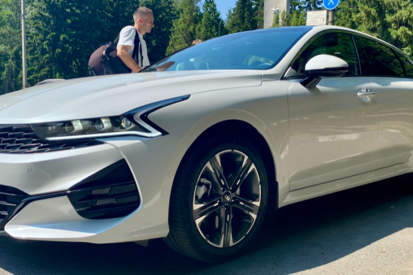 Прокат авто kia k5 комфорт класса 2020 года в городе Москва Перово от 4800 руб./сутки, передний привод, двигатель: бензин, объем 2.5 литров, ОСАГО (Мультидрайв), без водителя, недорого - RentRide