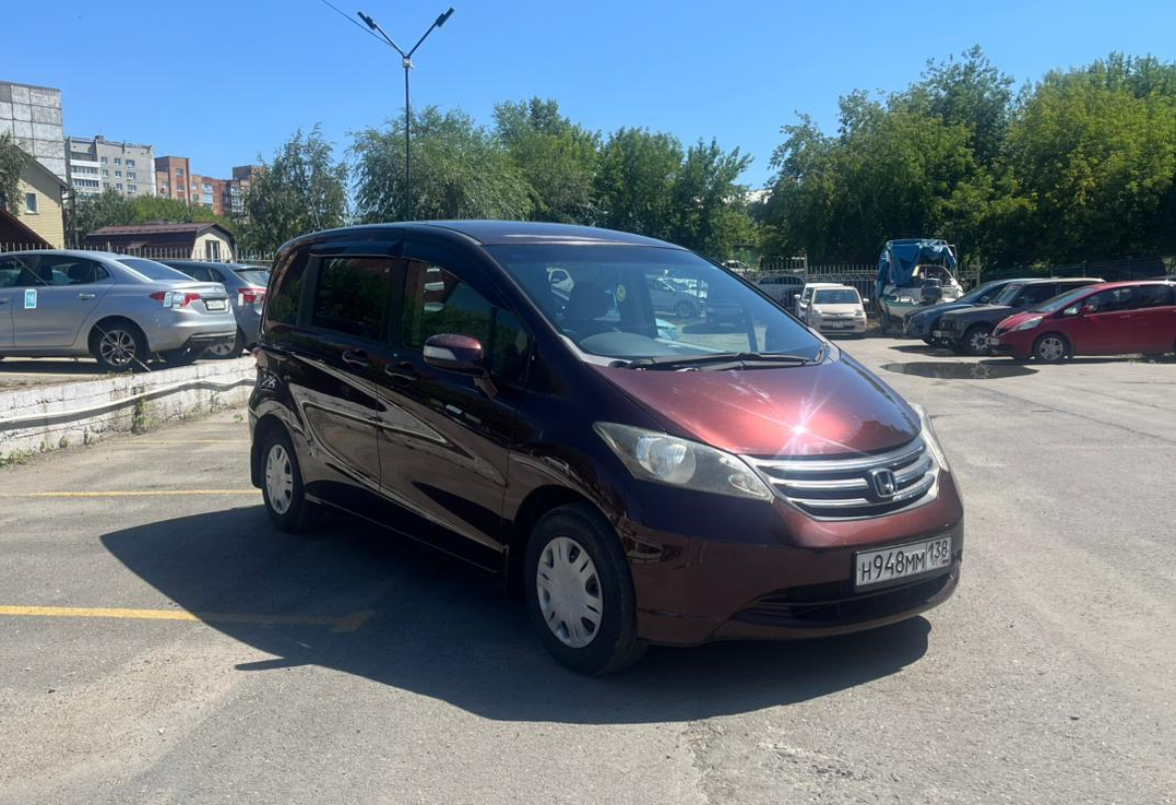 Аренда honda freed эконом класса 2011 года в городе Москва от 2400 руб./сутки, передний привод, двигатель: бензин, объем 1.5 литров, ОСАГО (Мультидрайв), без водителя, недорого - RentRide