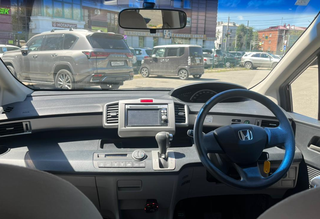 Аренда honda freed эконом класса 2011 года в городе Москва от 2400 руб./сутки, передний привод, двигатель: бензин, объем 1.5 литров, ОСАГО (Мультидрайв), без водителя, недорого, вид 7 - RentRide