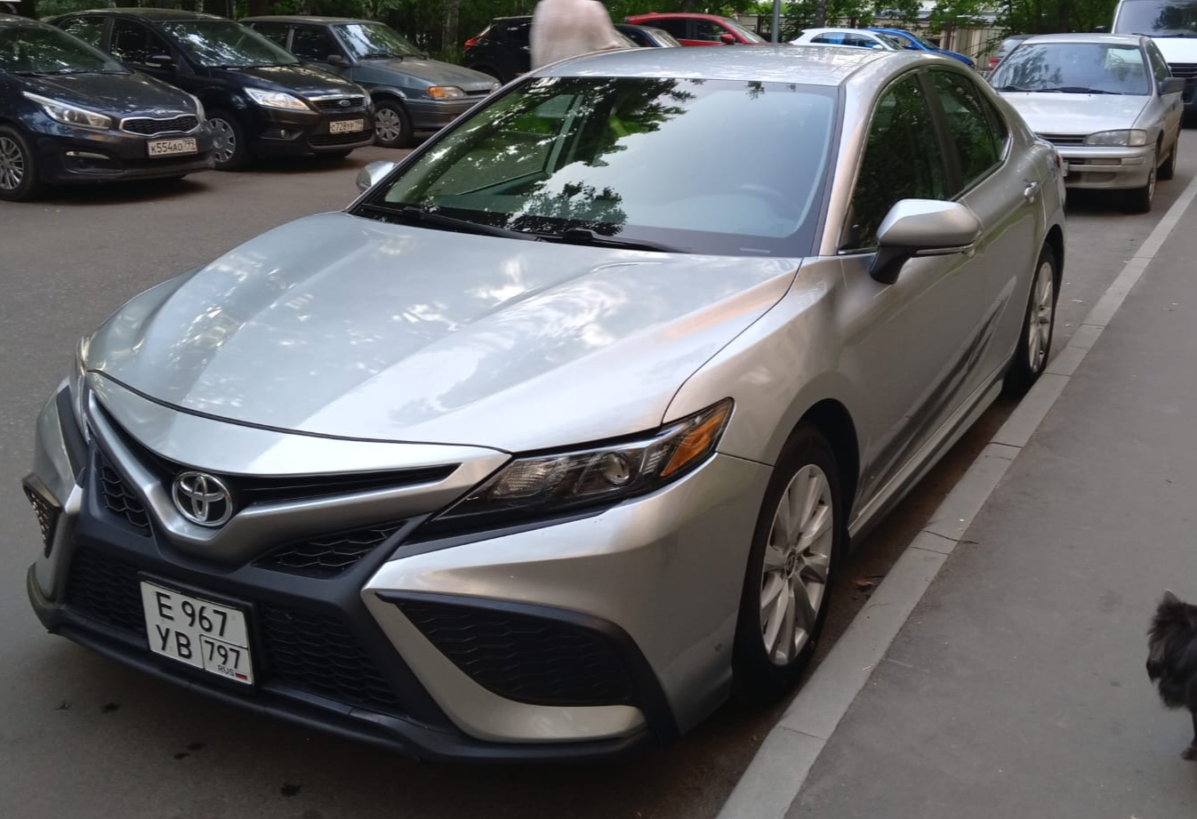 Аренда toyota camry комфорт класса 2020 года в городе Москва Новые Черемушки от 3500 руб./сутки, передний привод, двигатель: бензин, объем 2.5 литров, ОСАГО (Впишу в полис), без водителя, недорого - RentRide