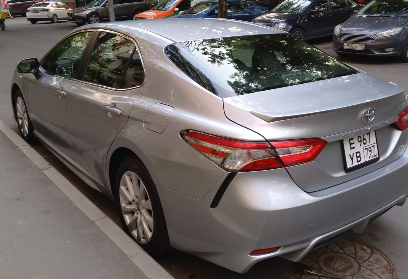 Аренда toyota camry комфорт класса 2020 года в городе Москва Новые Черемушки от 3500 руб./сутки, передний привод, двигатель: бензин, объем 2.5 литров, ОСАГО (Впишу в полис), без водителя, недорого, вид 2 - RentRide