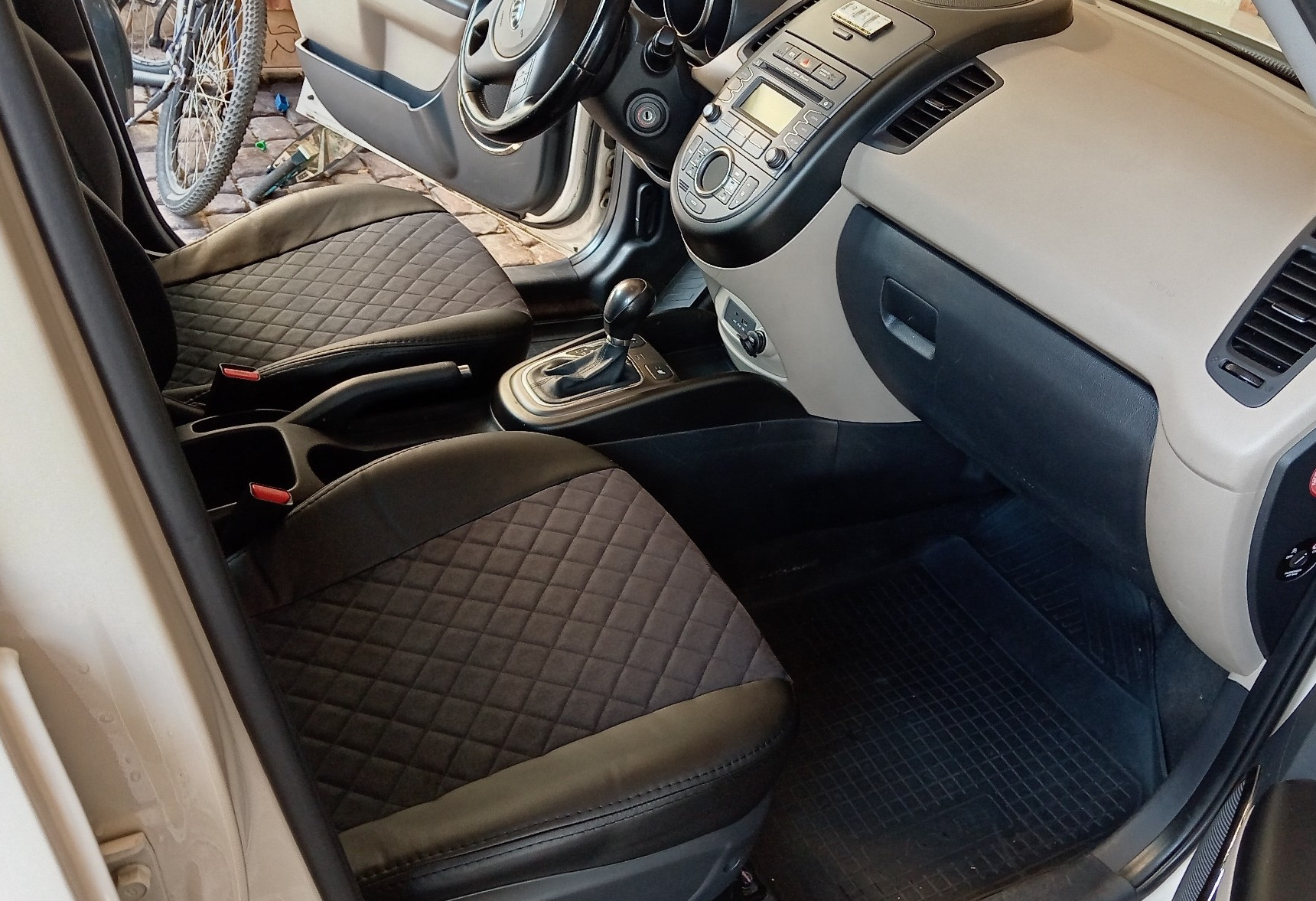 Аренда kia soul эконом класса 2013 года в городе Москва Ольховая от 1790 руб./сутки, передний привод, двигатель: бензин, объем 1.6 литров, ОСАГО (Впишу в полис), без водителя, недорого, вид 7 - RentRide