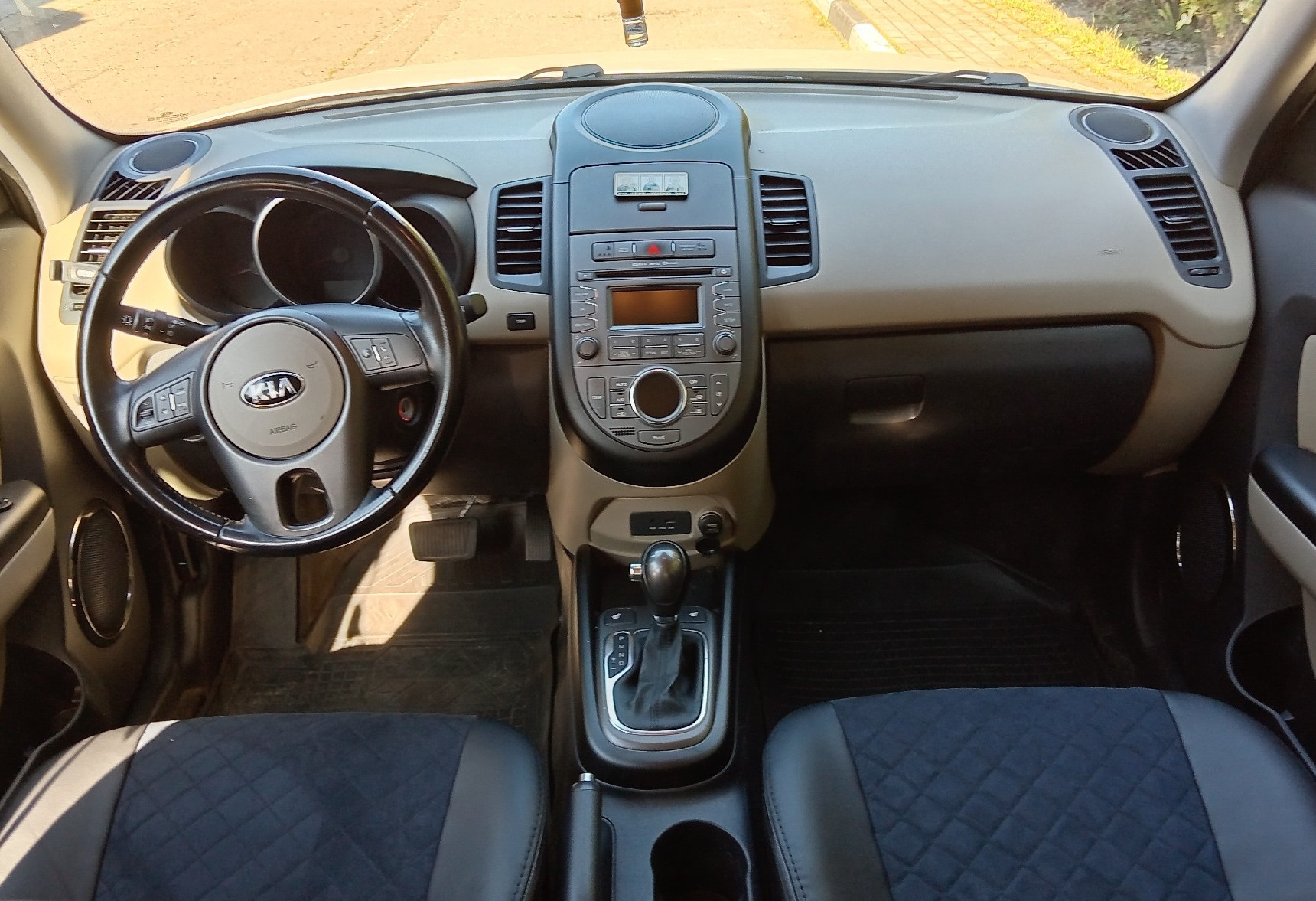 Аренда kia soul эконом класса 2013 года в городе Москва Ольховая от 1830 руб./сутки, передний привод, двигатель: бензин, объем 1.6 литров, ОСАГО (Впишу в полис), без водителя, недорого, вид 4 - RentRide