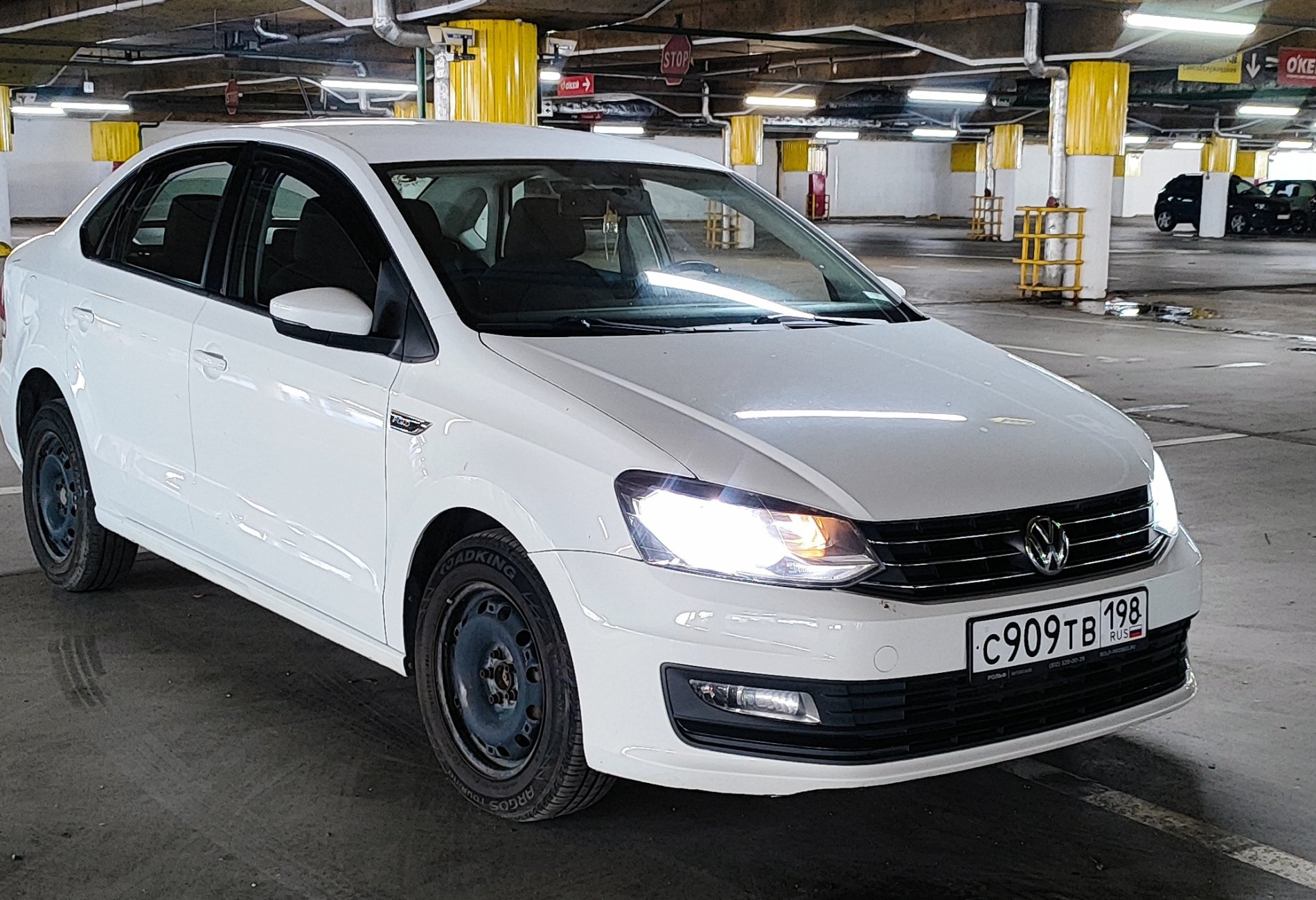 Аренда volkswagen polo эконом класса 2018 года в городе Москва Озерки от 2000 руб./сутки, передний привод, двигатель: бензин, объем 1.6 литров, ОСАГО (Впишу в полис), без водителя, недорого, вид 3 - RentRide