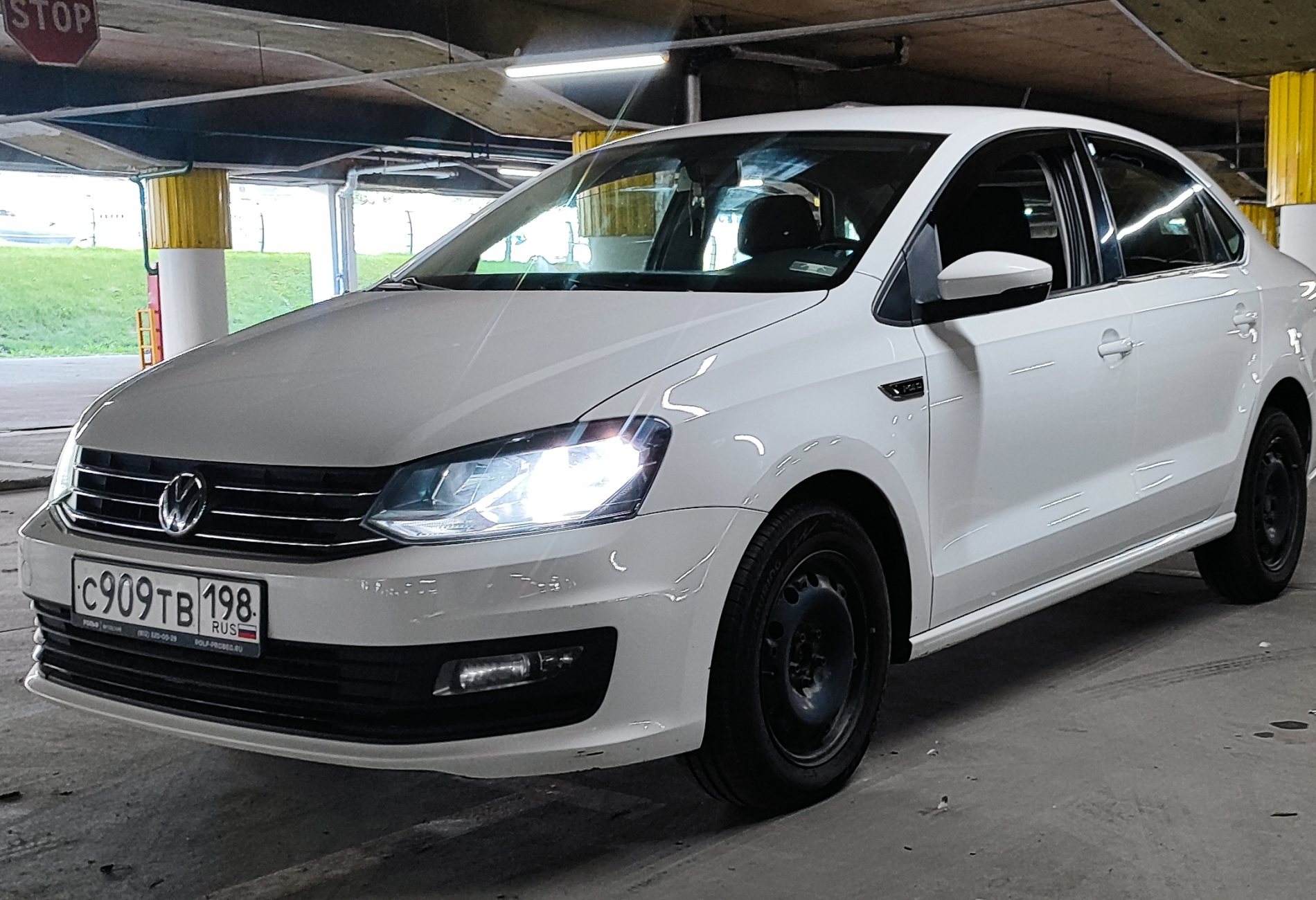 Аренда volkswagen polo эконом класса 2018 года в городе Москва Озерки от 2000 руб./сутки, передний привод, двигатель: бензин, объем 1.6 литров, ОСАГО (Впишу в полис), без водителя, недорого - RentRide