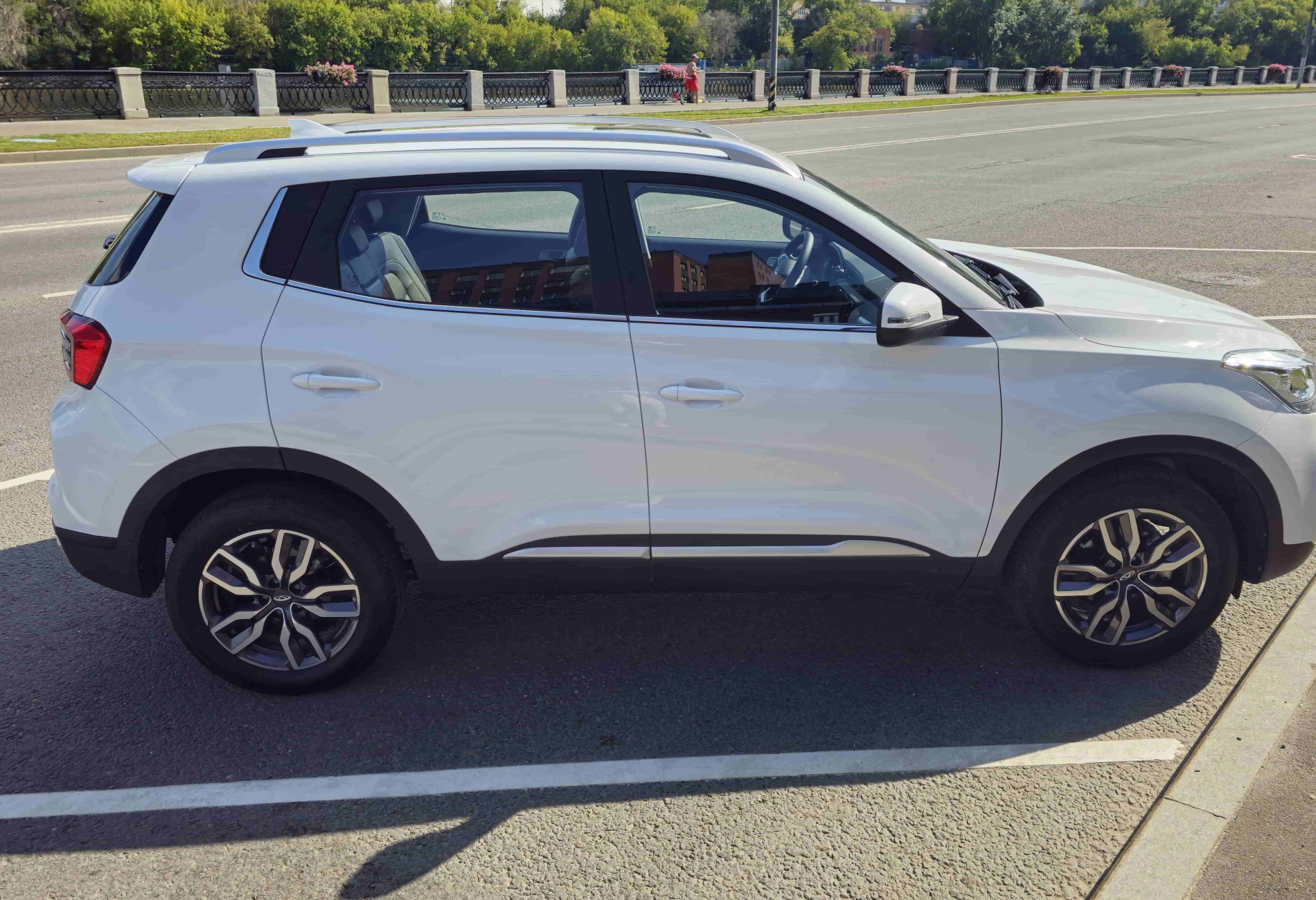 Аренда chery tiggo-4 комфорт класса 2022 года в городе Москва Таганская от 3400 руб./сутки, передний привод, двигатель: бензин, объем 1.5 литров, каско (Мультидрайв), ОСАГО (Мультидрайв), без водителя, недорого, вид 3 - RentRide