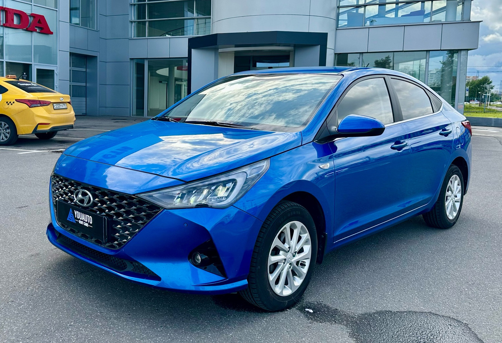 Аренда hyundai solaris эконом класса 2021 года в городе Москва от 2390 руб./сутки, передний привод, двигатель: бензин, объем 1.6 литров, каско (Мультидрайв), ОСАГО (Мультидрайв), без водителя, недорого - RentRide