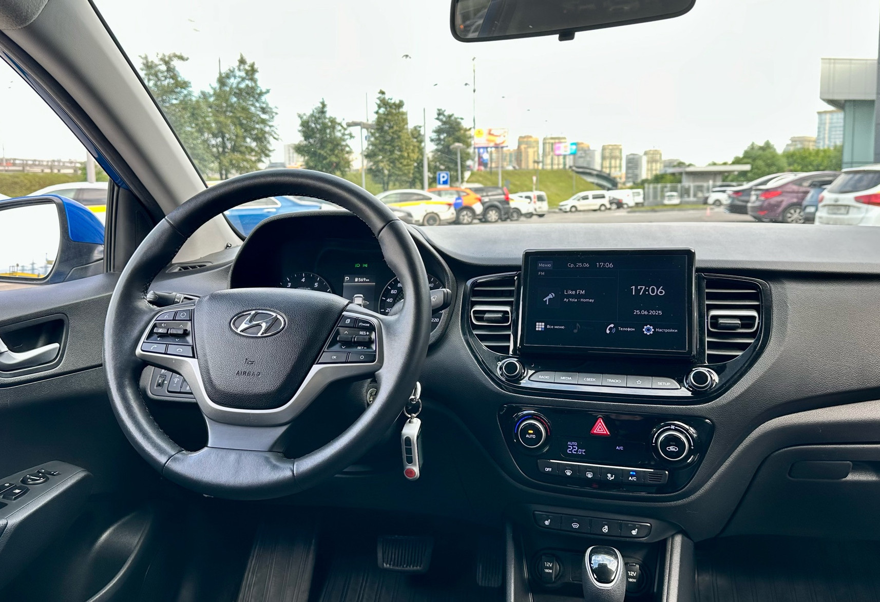 Аренда hyundai solaris эконом класса 2021 года в городе Москва от 2390 руб./сутки, передний привод, двигатель: бензин, объем 1.6 литров, каско (Мультидрайв), ОСАГО (Мультидрайв), без водителя, недорого, вид 9 - RentRide