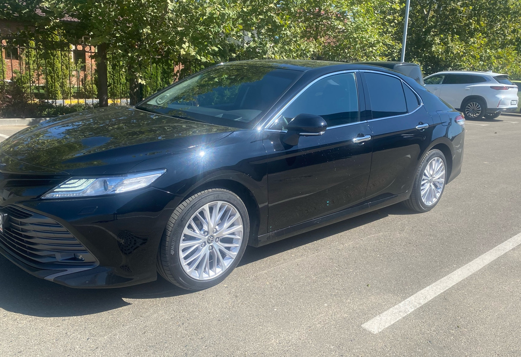 Аренда toyota camry комфорт класса 2021 года в городе Москва от 8800 руб./сутки, передний привод, двигатель: бензин, объем 3.5 литров, ОСАГО (Впишу в полис), без водителя, недорого - RentRide