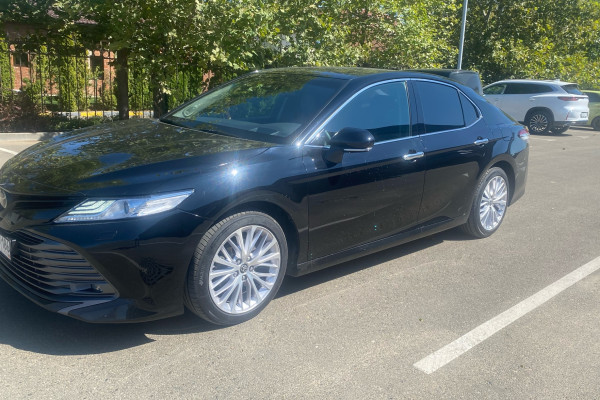 Прокат авто toyota camry комфорт класса 2021 года в городе Краснодар от 8800 руб./сутки, передний привод, двигатель: бензин, объем 3.5 литров, ОСАГО (Впишу в полис), без водителя, недорого - RentRide